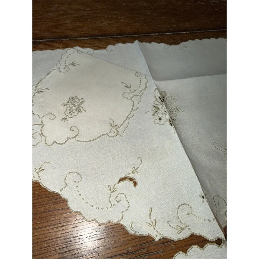 Vintage Set of 2 Embroidered Beige Linen Placemats and 2‎ Matching Napkins